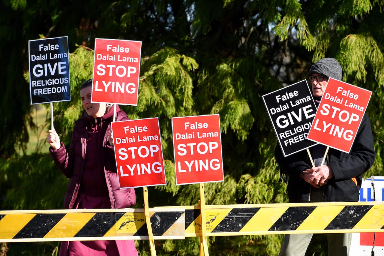 Protesters wait for the the Dalai Lama, near his hotel at Leura, in the Blue Mountains, west of Sydney, June 8, 2015. (AAP Image/Dan Himbrechts)
