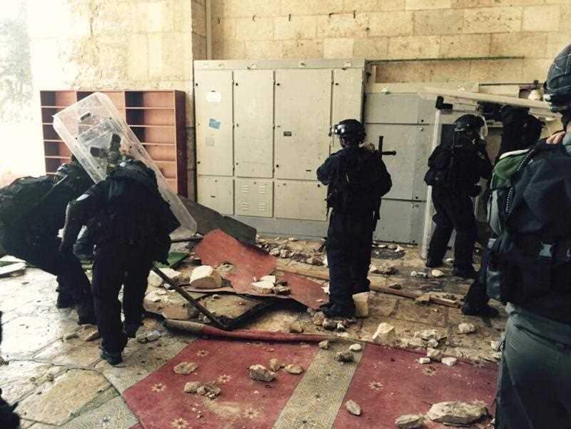 Israeli police said that they entered the al-Aqsa compound during clashes early morning with rioting Muslim worshippers.