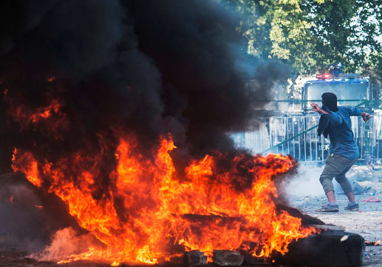 Migrants demonstrate at the border crossing into Hungary, near Horgos, Serbia, 16 September 2015.  (EPA/SANDOR UJVARI)