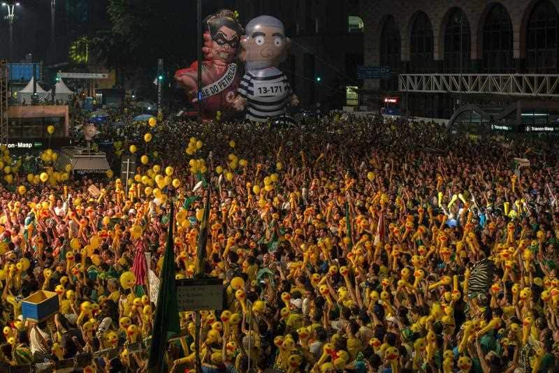 Hundreds of people watch a screen displaying the Chamber of Deputies's discussion, at Paulista Avenue in Sao Paulo, Brazil, 17 April 2016. 