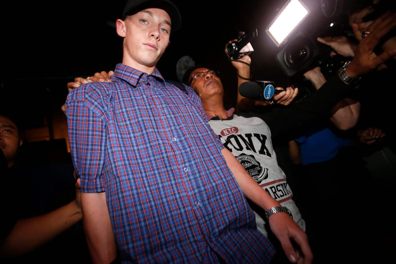 Australian Jamie Murphy (L) walks as he is released by Bali police at a Police station in Kuta, Bali, Indonesia, 23 November 2016.