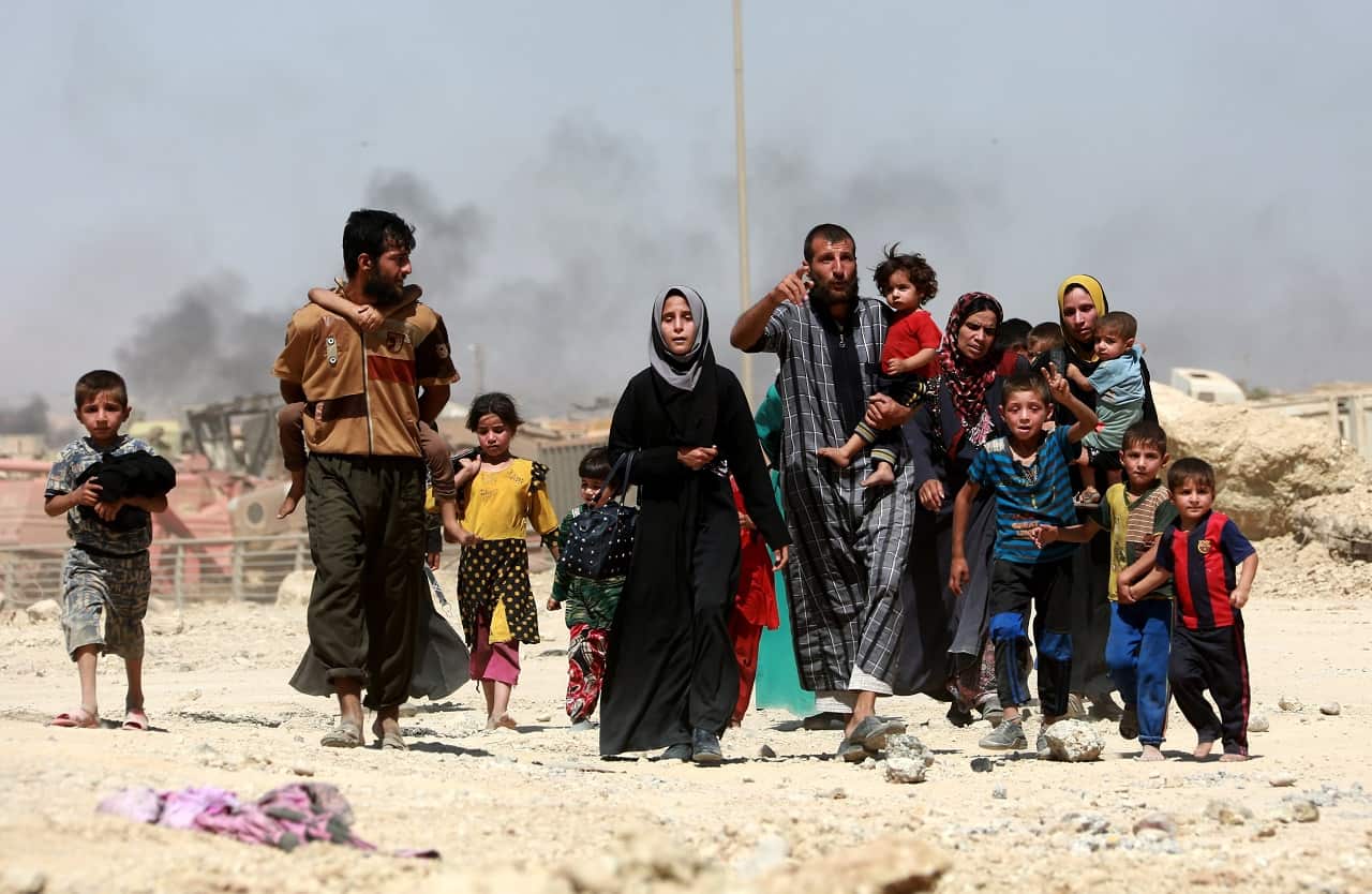 Iraqi displaced people arrive to the positions of Iraqi forces in Zanjili district western Mosul, north of Iraq, 30 May 2017.