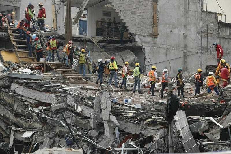Rescue workers continue searching at a collapsed building in the Alvaro Obregon Avenue, in Mexico City, Mexico, 26 September 2017.