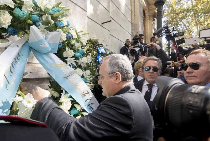 Lazio Chairman Claudio Lotito puts a flower wreath at the synagogue in Rome, Italy, 24 October 2017.