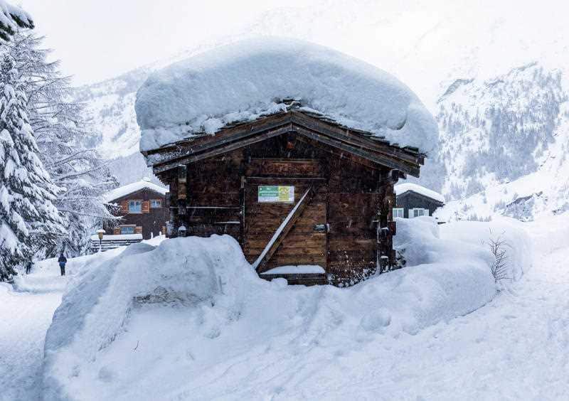 A general view of the heavy snowfall in Saas Fee village, near Zermatt in the Swiss Alps, Tuesday, January 8, 2018.