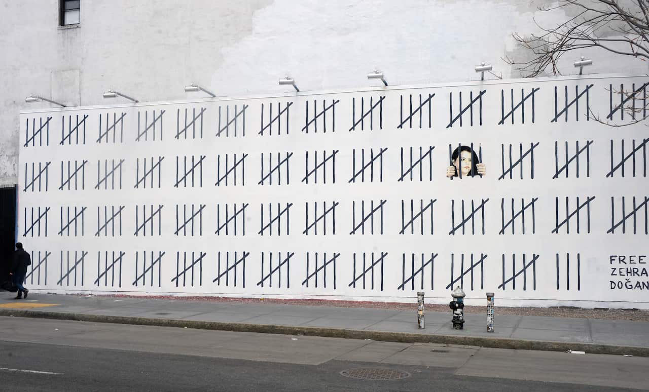 Provocative artist Banksy has revealed a 20m high artwork in New York to draw attention to the imprisonment of Zehra Dogan, a Kurdish painter from Turkey.