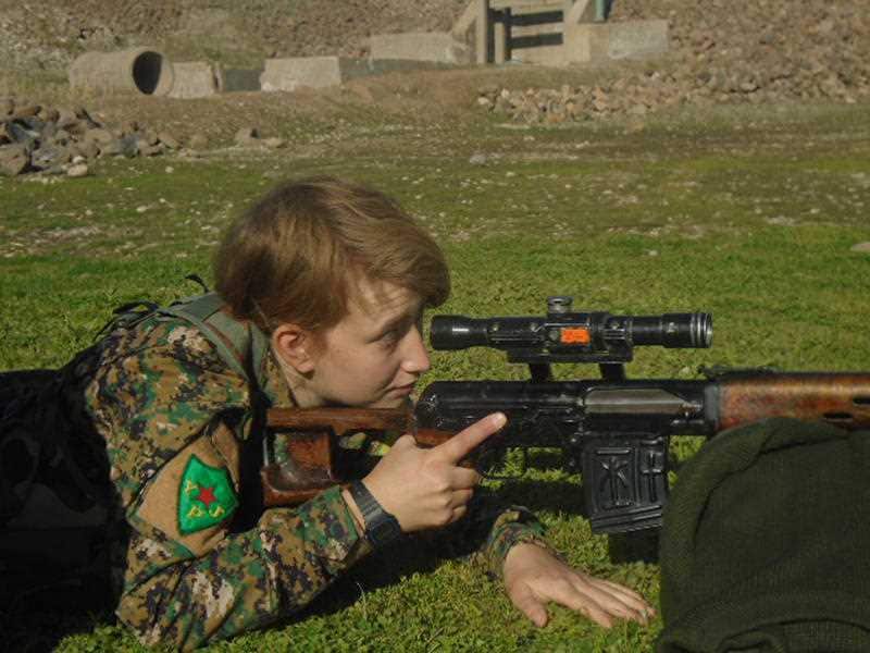 Anna Campbell with the the Kurdish armed group the Kurdish Women's Protection Units (YPJ).
