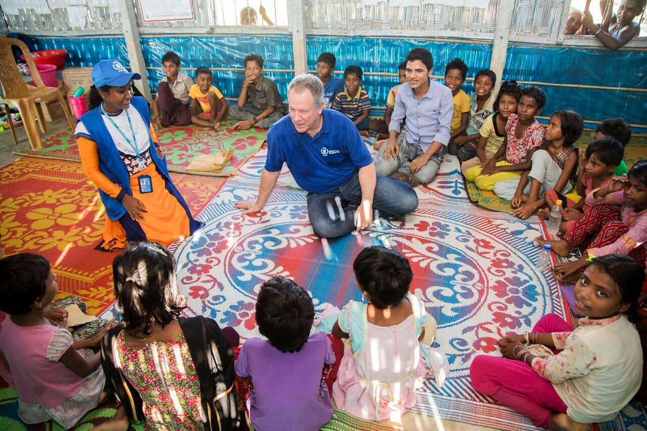 Executive director David Beasley talks to children at a refugee center at Coxs Bazar in Bangladesh.