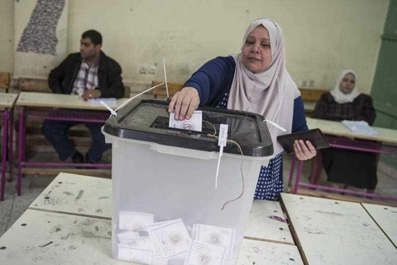 An Egyptian woman casts her ballot paper on the final day of the Egyptian presidential election in Cairo, Egypt, 28 March 2018. 