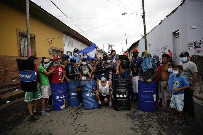 Citizens prepare for possible clashes, in Masaya, Nicaragua, 05 June 2018.