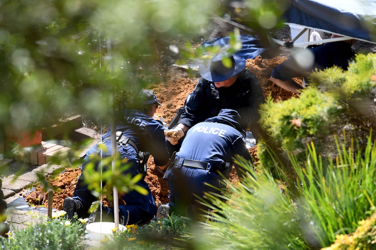 NSW Police and Forensic Services personnel sift through dirt as they search the former home of missing woman Lynette Dawson in Bayview.