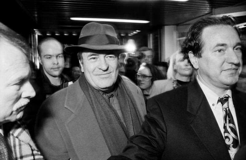 Italian film director Bernardo Bertolucci (C) and Andre Fuchs (R), pictured in Zurich, Switzerland, on 02 February 1994.