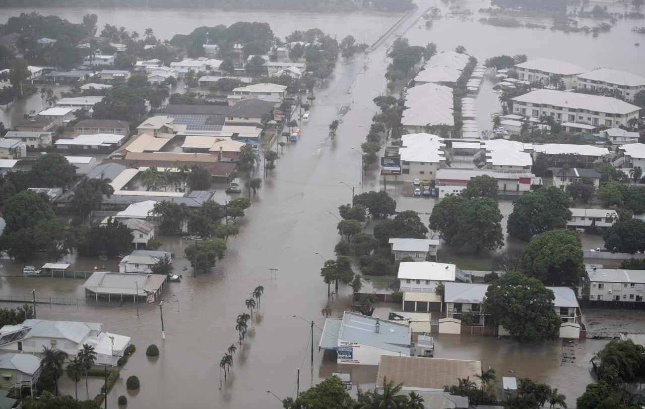 Queensland floods: Police launch probe into deaths as hundreds wait for ...