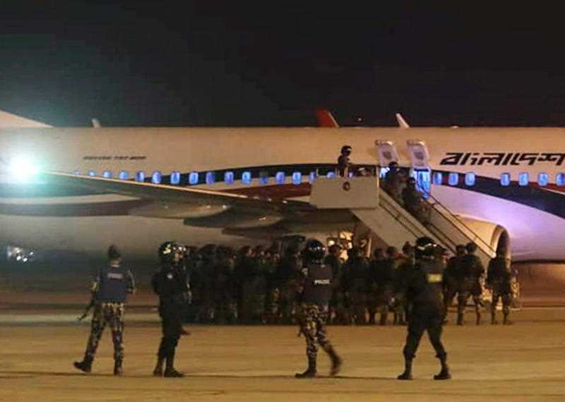 Police forces surround the hijacked Dubai-bound Bangladesh Biman Boeing 737-800 plane on the tarmac