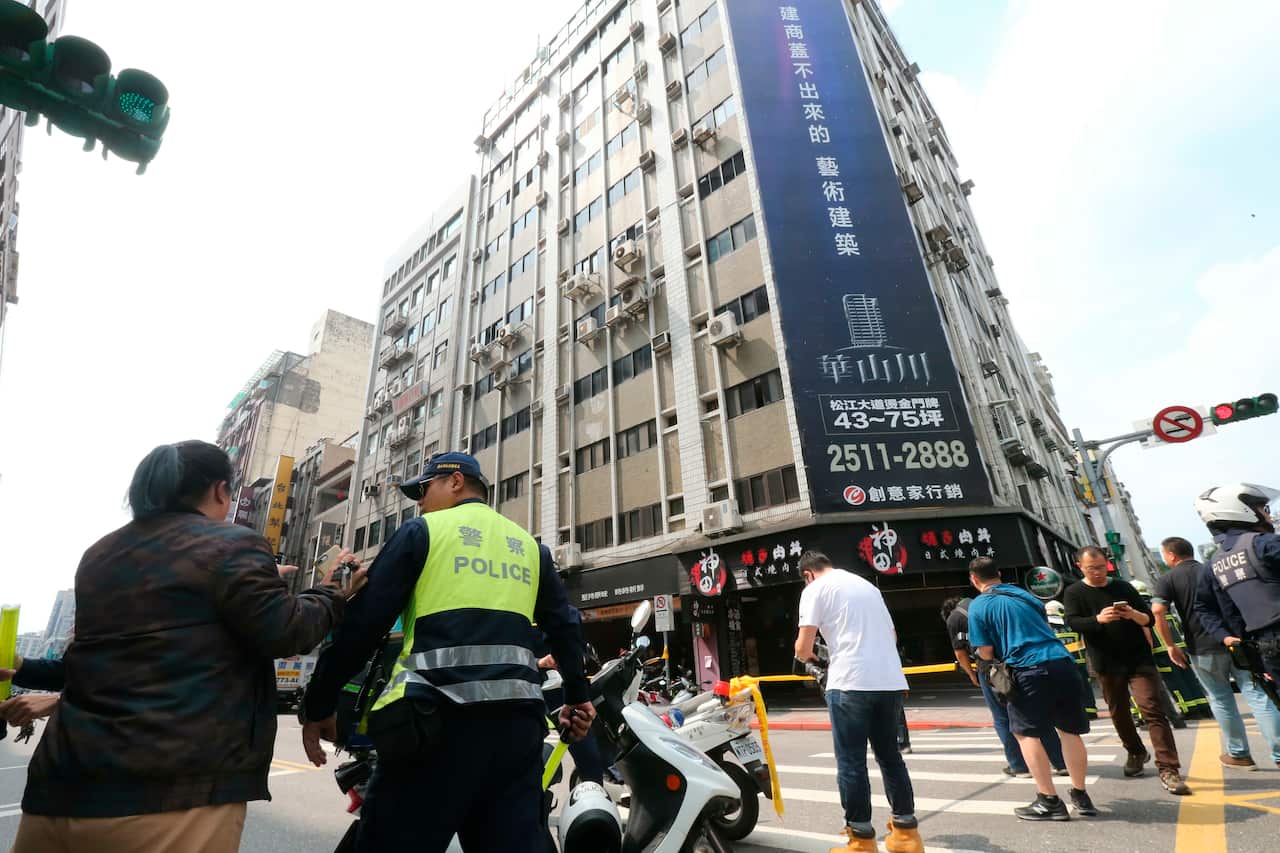 **TAIWAN OUT**Police officers cordon off a street block in which buildings are said to be partially inclined following an earthquake in Taipei, Taiwan, 18 April 2019. (Imaginechina via AP Images)