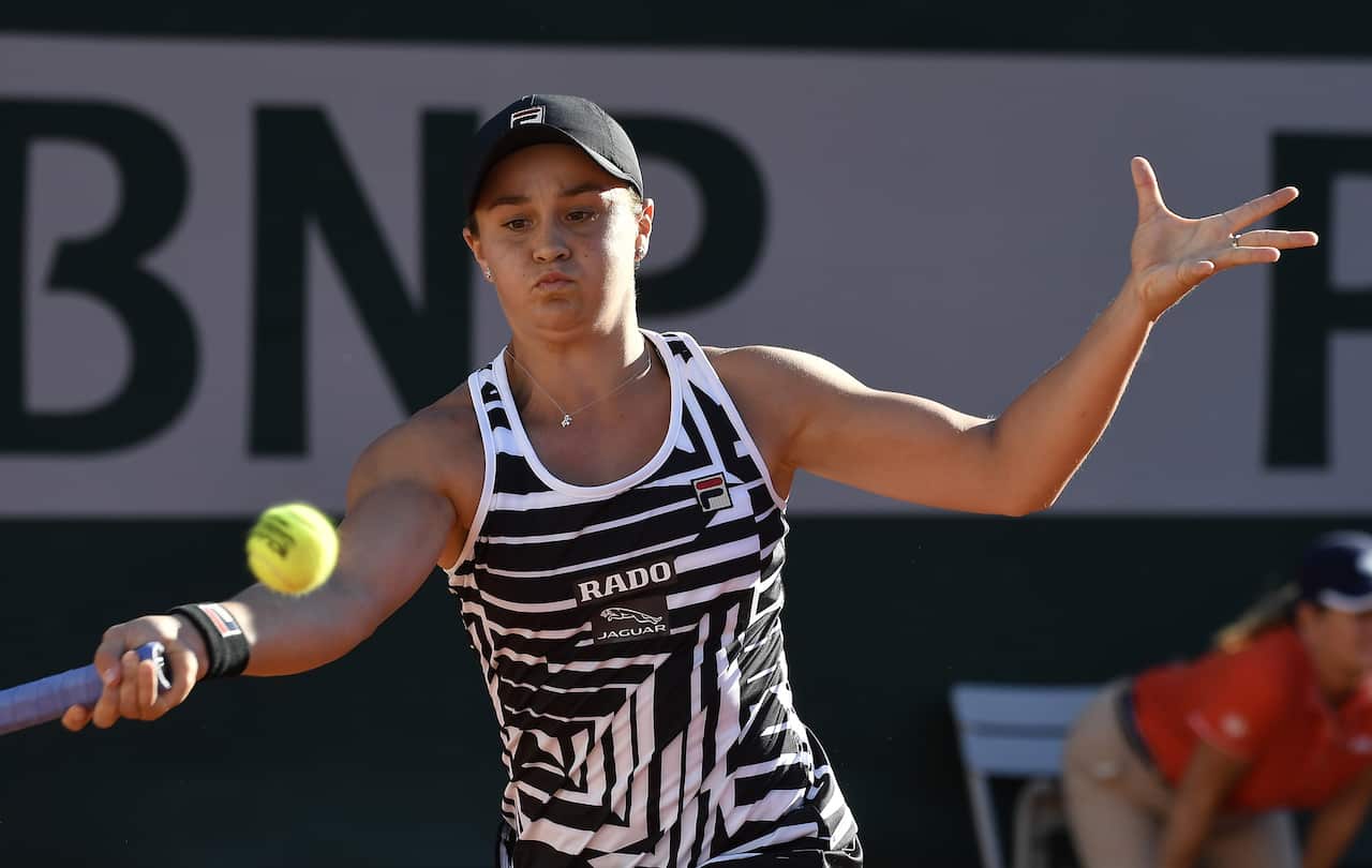 epa07618340 Ashleigh Barty of Australia plays Andrea Petkovic of Germany during their women’s third round match during the French Open tennis tournament at Roland Garros in Paris, France, 01 June 2019. EPA/JULIEN DE ROSA