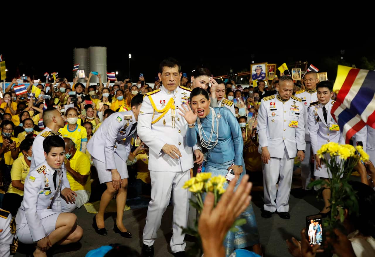 Thai King King Maha Vajiralongkorn and Thai Queen Suthida greet royalists during a public appearance in Bangkok, Thailand, 1 November 2020. 
