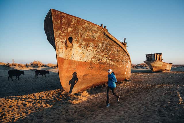 Mina Guli runs pas the ship graveyard.