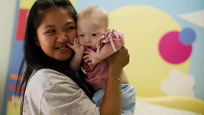 Thai surrogate mother Pattaramon Chanbua holds her baby Gammyin August 2014. (AAP) 