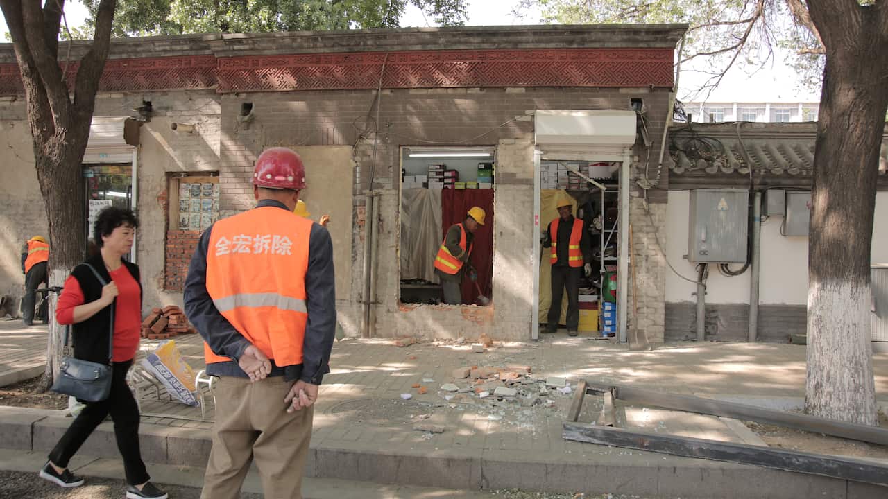 Beijing bricks up shops on historic streets