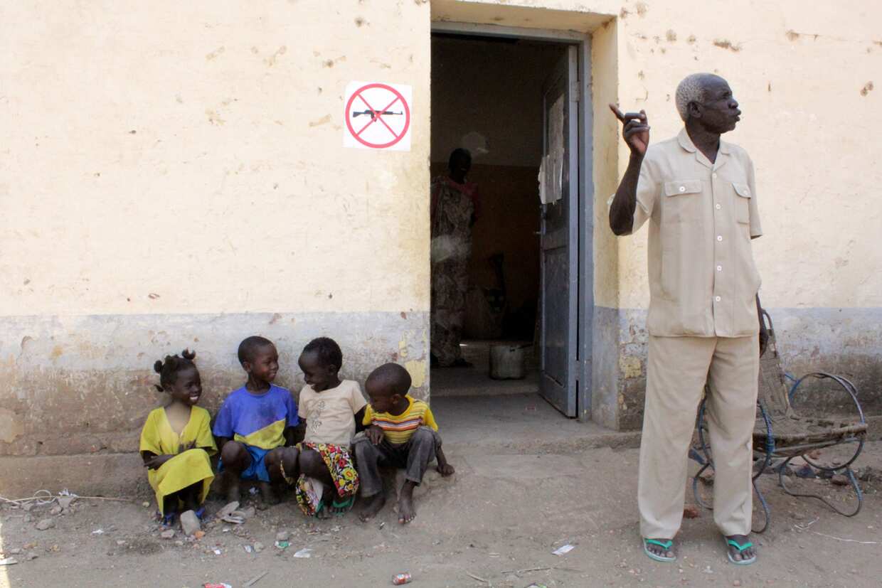 South Sudan children live in the Malakal hospital grounds after fighting engulfed the country causing more than 500,000 people to be displaced. (Source: Ilya Gridneff)