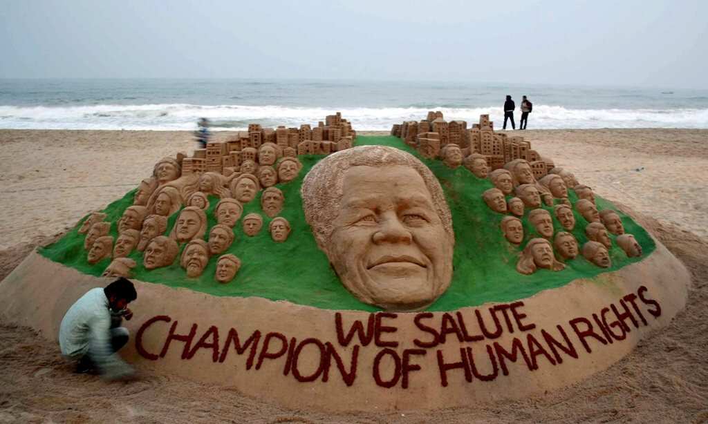 A sand sculpture depicting late South African president Nelson Mandela is seen at the sea shore of Bay of Bengal, on the eve of International Human Rights Day at Puri, some 65 km from Bhubaneswar, India. (AAP)