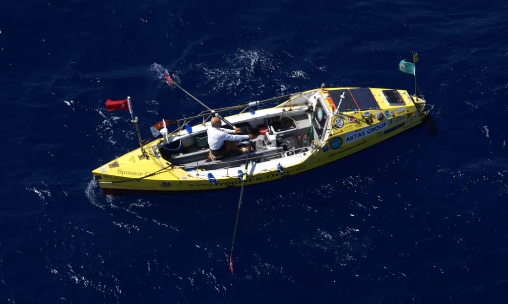 Erden Eruç rowing north of Madagascar while rendezvousing with a Turkish Navy frigate. (Source: supplied)