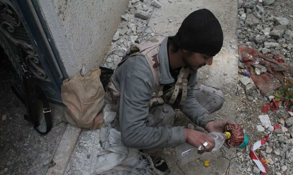 A rebel fighter prepares a fire ball during fighting on a front line of Syria's northeastern city of Deir Ezzor on January 10, 2014. (AFP)