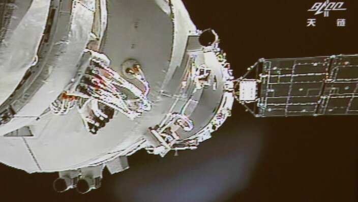 Photo taken on June 24, 2012 shows the Shenzhou-9 spacecraft and Tiangong-1 lab module being conjoined again.