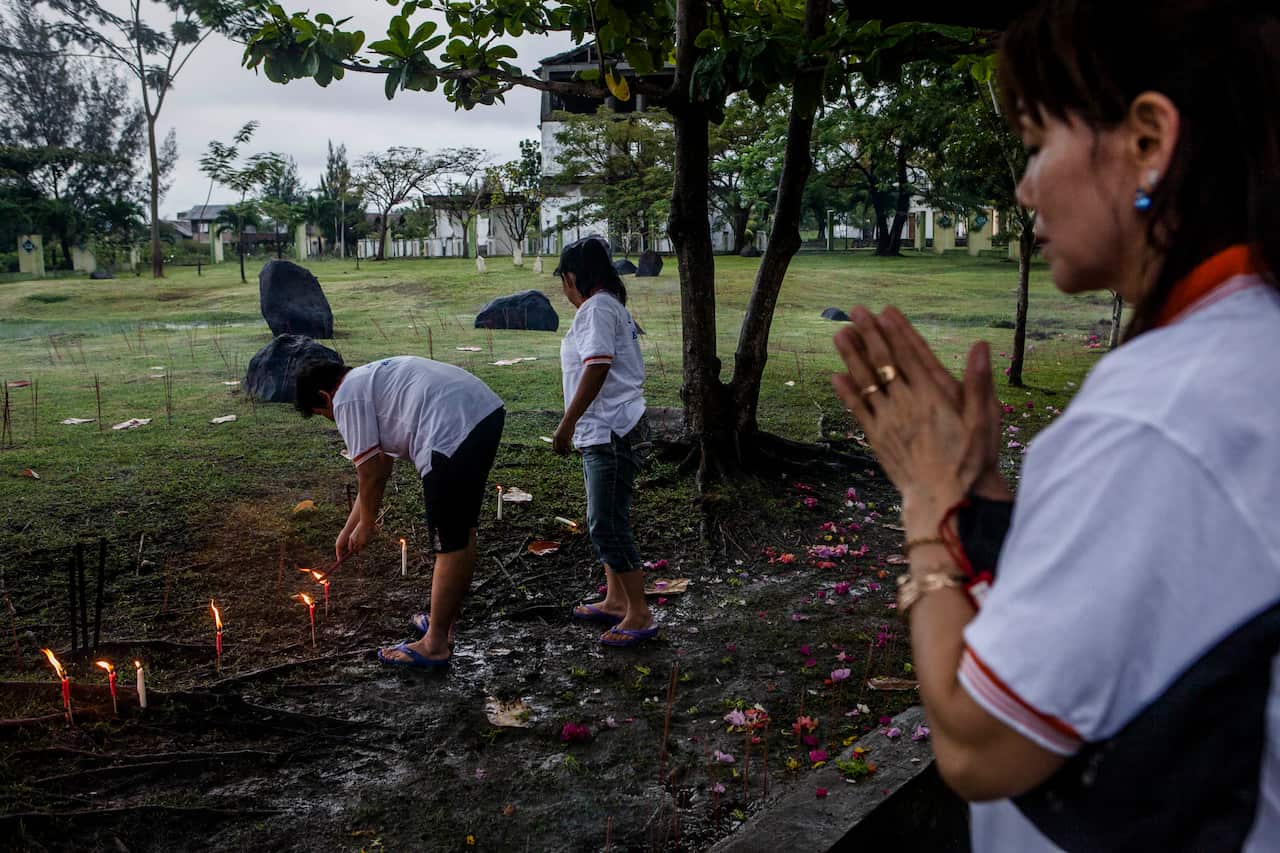 Buddhist worshipers pray for victims to commemorate the ten anniversary of tsunami at mass grave on December 25, 2014 in Banda Aceh, Indonesia (Getty)
