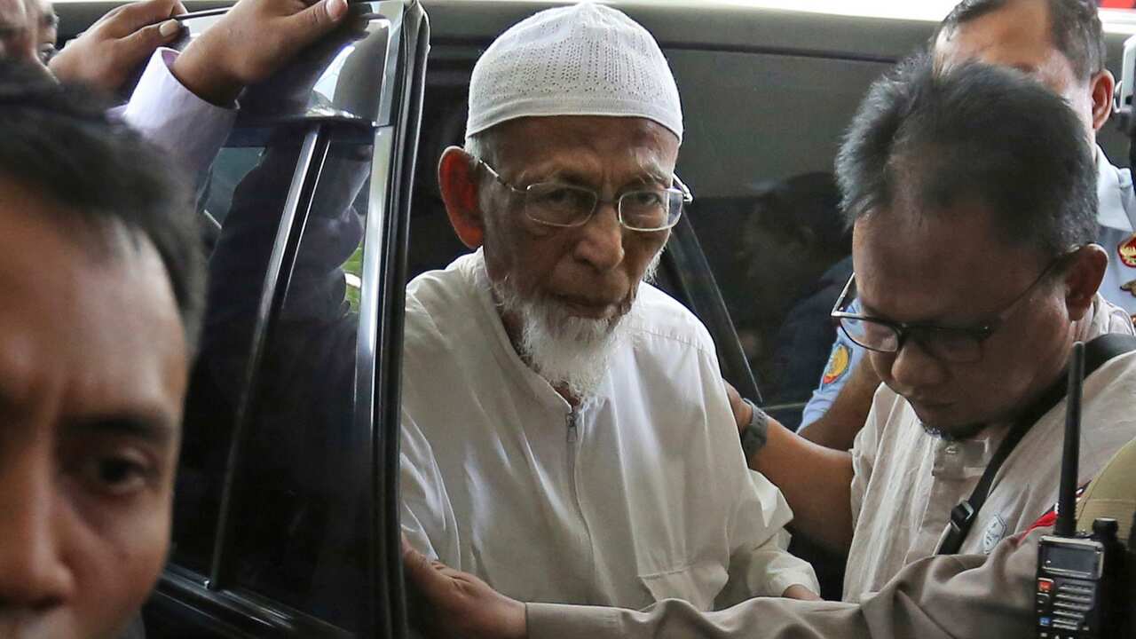 Ailing radical cleric Abu Bakar Bashirarrives for medical treatment at Cipto Mangunkusumo Hospital in Jakarta, Indonesia on 1/3/18.