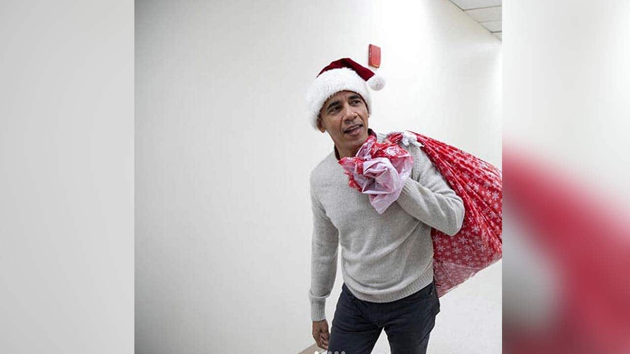Barack Obama visits the Children's National Hospital for Christmas.
