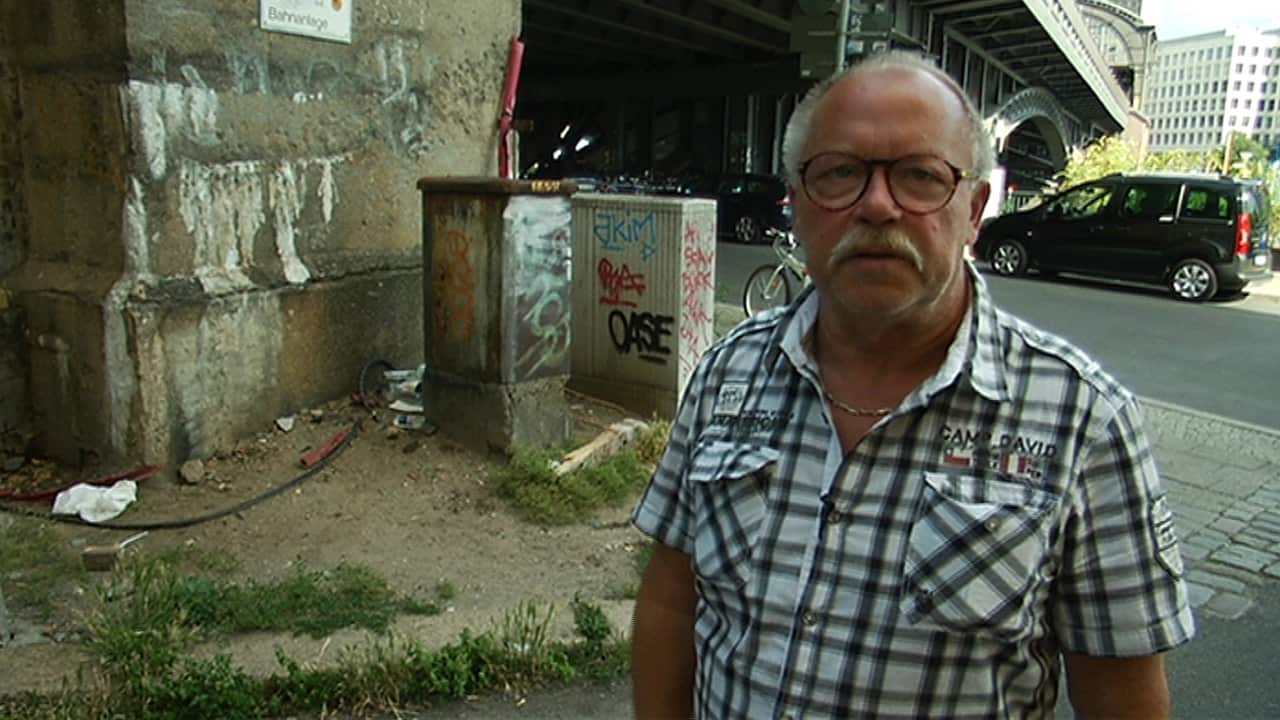 Karl-Heinz Richter describes his escape attempt at the site where he fell from a moving train bound for West Berlin.