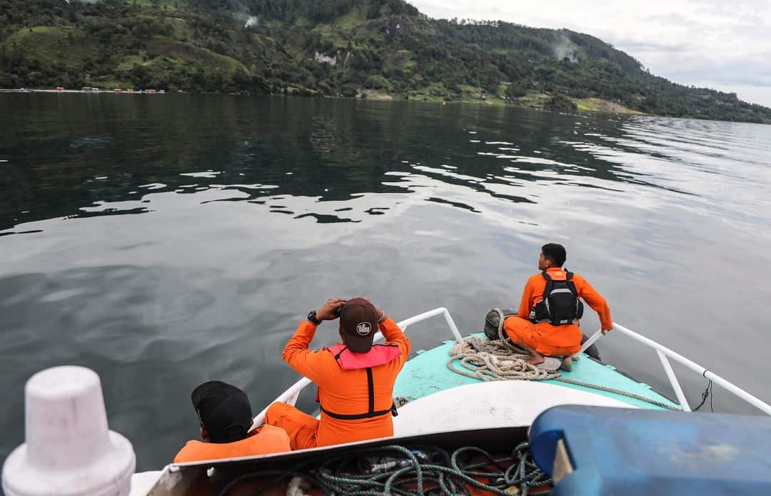 An Indonesian search and rescue team look for victims from the sunken boat.