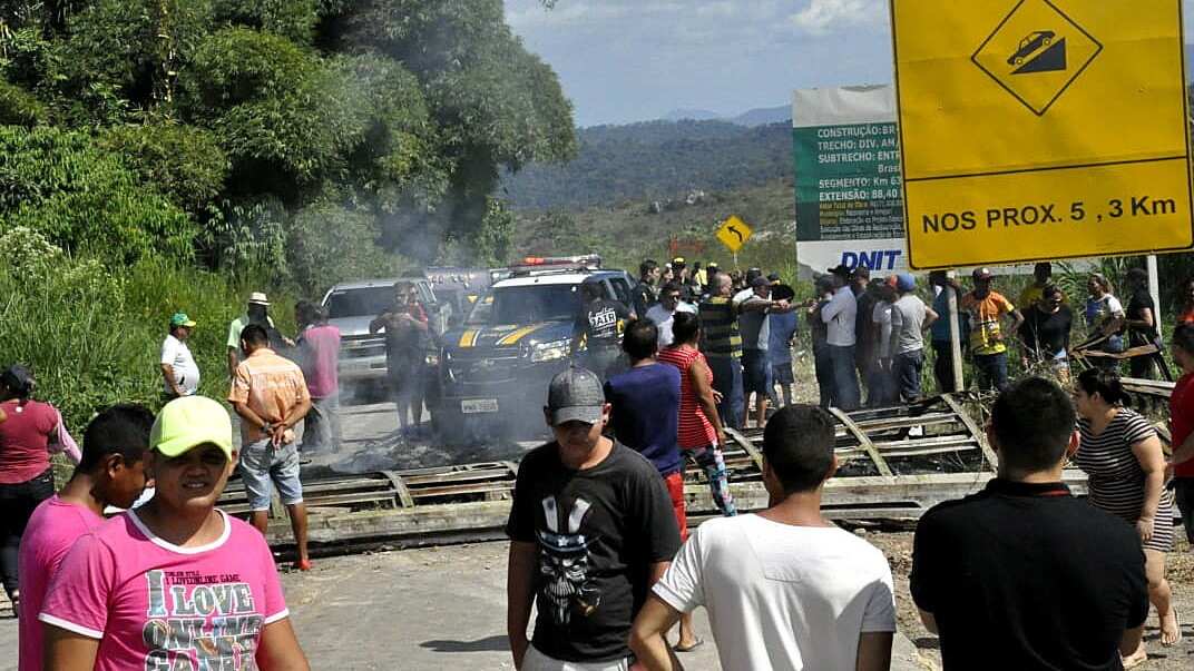 Some residents demonstrate against the presence of Venezuelan immigrants in Pacaraima.
