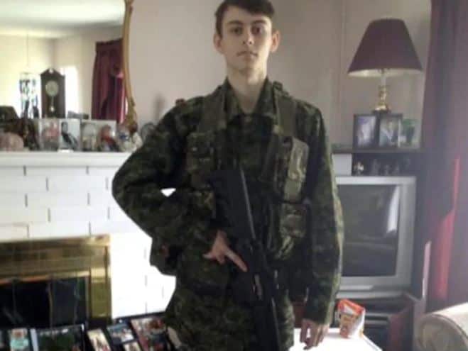 Bryer Schmegelsky wearing military fatigues brandishing a replica rifle.