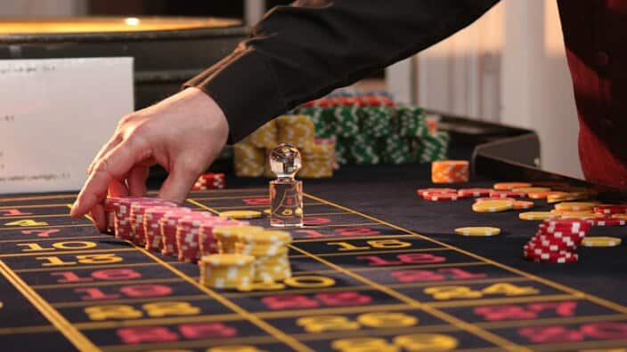 Crown Casino has denied allegations it worked with people linked to Chinese organised crime. 
