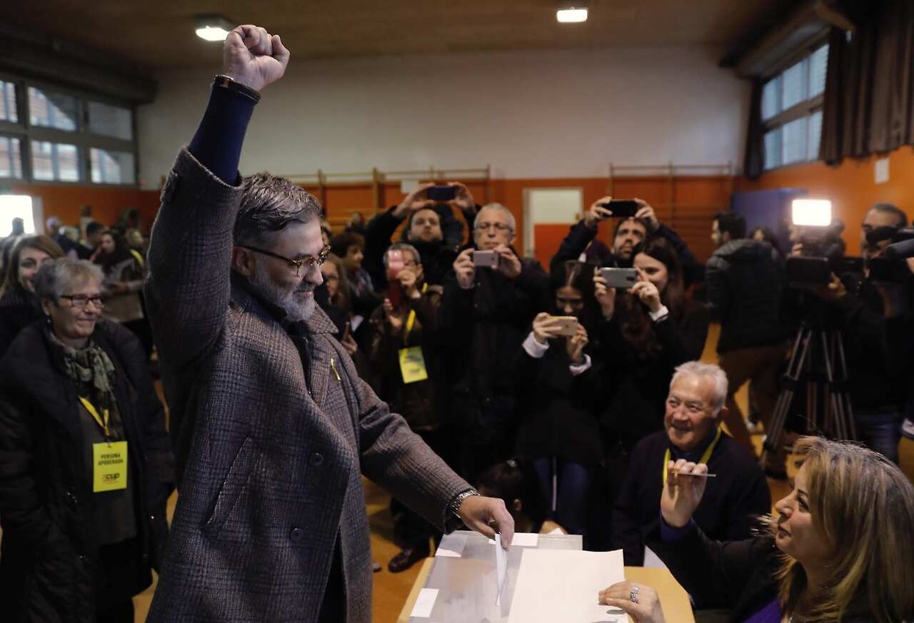 Carles Riera (L), leader of Catalonian pro-independence left party CUP (AAP)