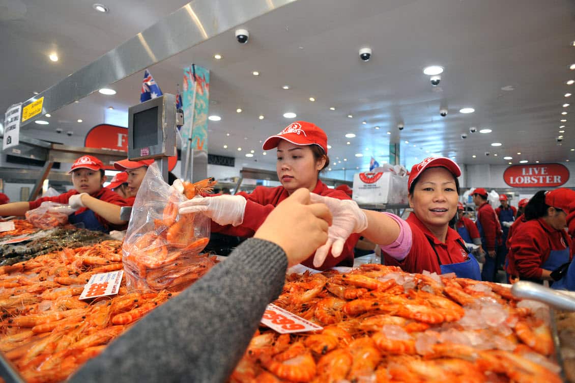 Customers are seen purchasing seafood on Good Friday and the at the Sydney Fish Market, in Sydney, Friday, April 14, 2017 (AAP)