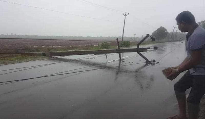 Cyclone Gaja, which packed winds of up to 120km/h has battered India's east coast.