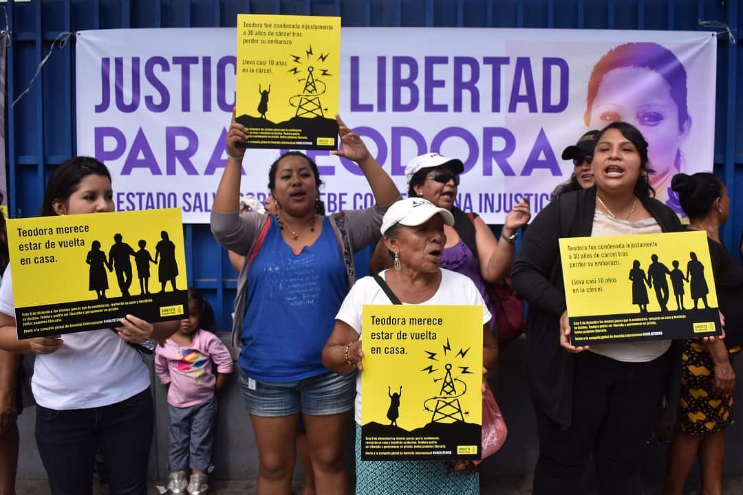 Women protest to demand the release of Teodora Vasquez.