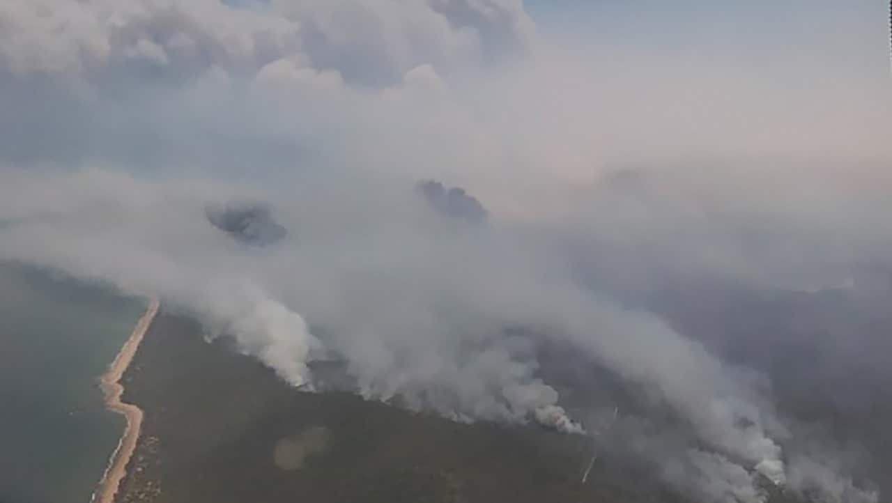 A bushfire in central Queensland threatens homes in Deepwater and Baffle Creek.