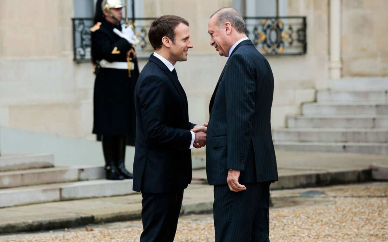 French President Emmanuel Macron (L) welcomes his Turkish counterpart Recep Tayyip Erdogan upon his arrival for their meeting and luncheon on January 5, 2018.