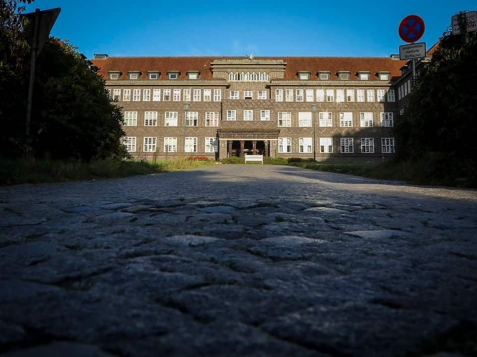 The main building of the former Klinikum Delmenhorst hospital (now Josef-Hospital), where former male nurse Niels H. allegedly killed dozens of patients.