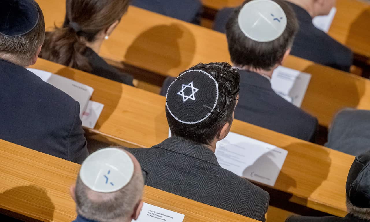 Guests wear Kippa at the Central Commemoration Event of the Central Council of Jews in Germany