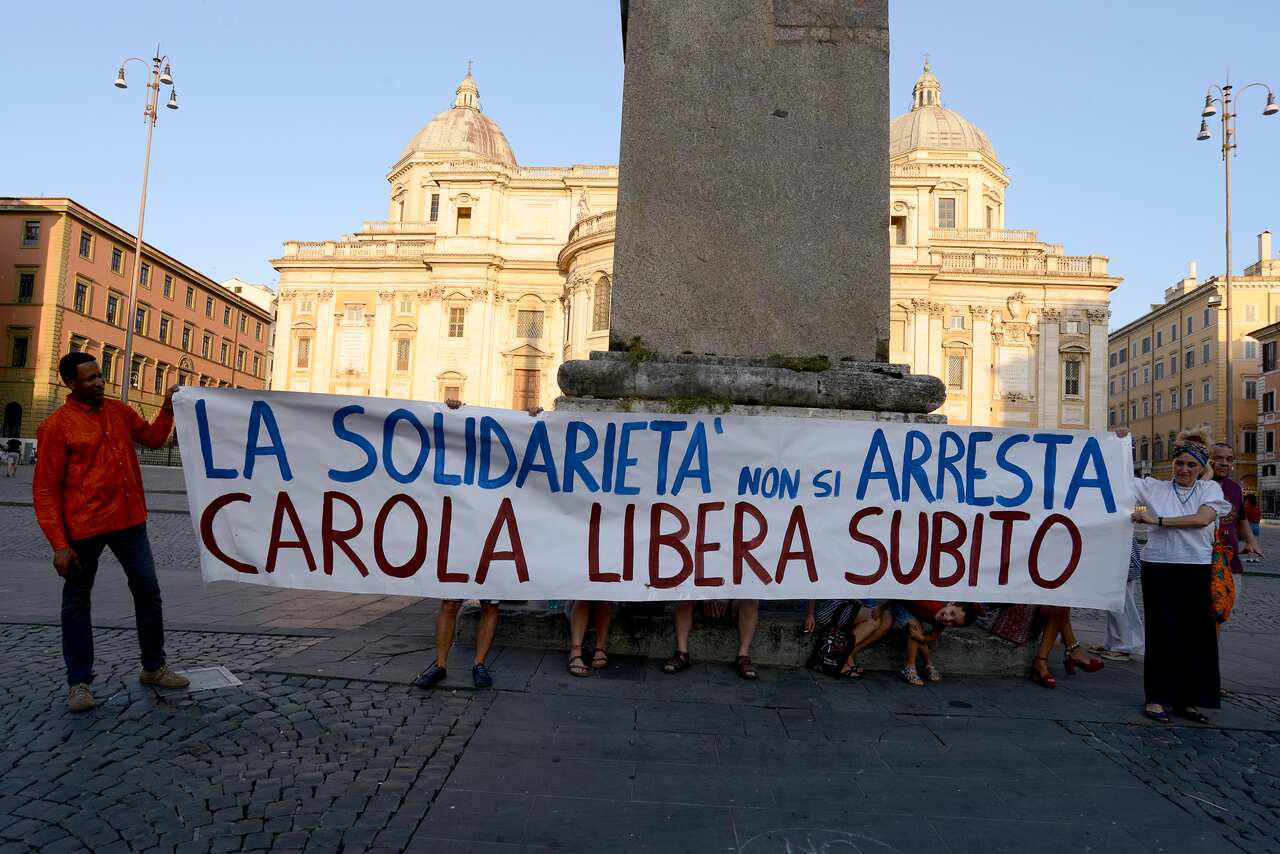 Hundreds protested in Italy, in support of Carola Rackete.