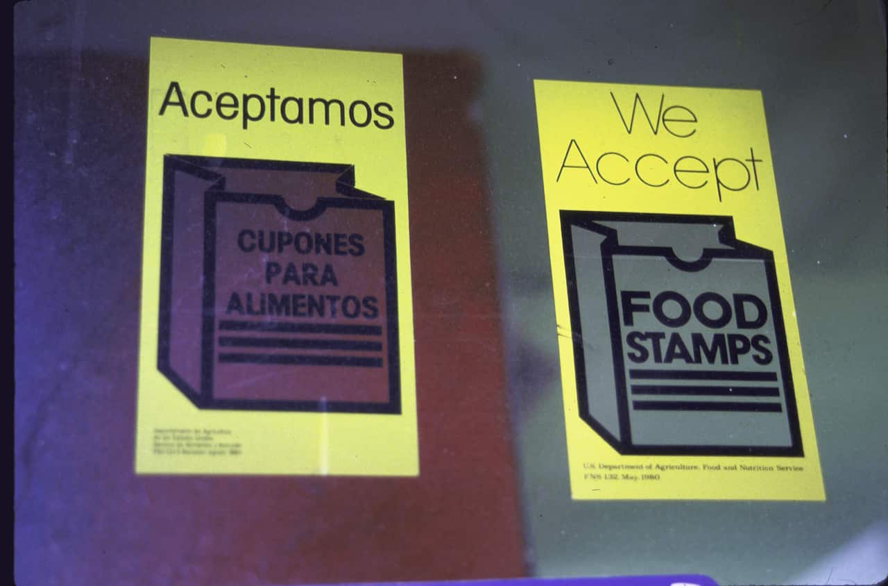 Sign stating We accept food stamps in En