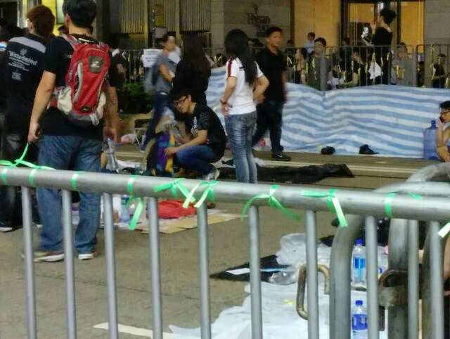 Protesters tied green ribbons along fences Causeway Bay, in Hong Kong, to symbolise police and protesters coming together. (Image: Quartz)