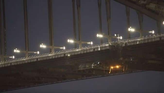 Environment activists have abseiled down the Sydney Harbour Bridge to demand that Prime Minister Scott Morrison declares a climate emergency. 