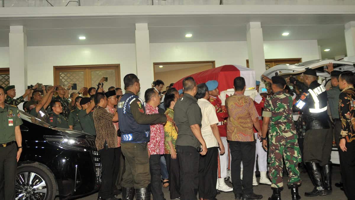 Army officers lift the coffin of the Indonesian third President, Bacharuddin Jusuf Habibie to transport his body to his funeral home.